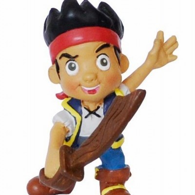 Figura de menino com espada em pose dinâmica