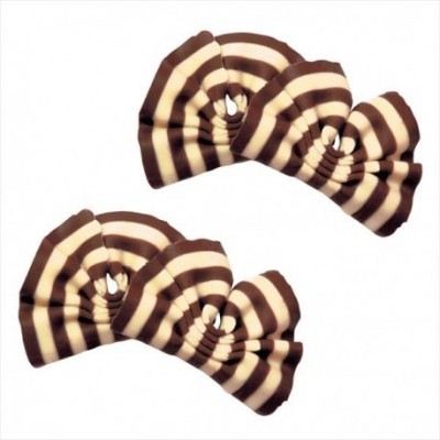 Biscoitos em forma de concha com listras castanhas e creme