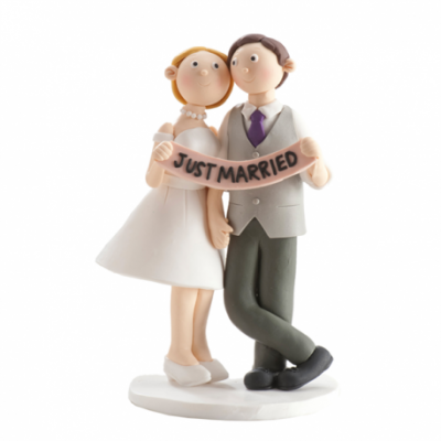 Figura decorativa casal noivos segurando banner JUST MARRIED