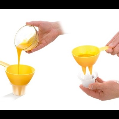 Funil plástico amarelo com pegador, usado para verter líquido amarelo, em fundo branco.