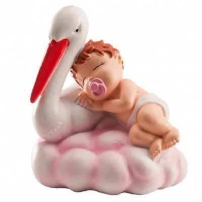 Figurina de bebé com chupeta a dormir sobre nuvem ao lado de cegonha