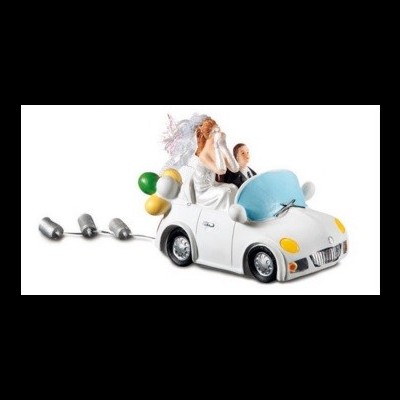 Figura de noivos num carro branco decorativo com balões coloridos