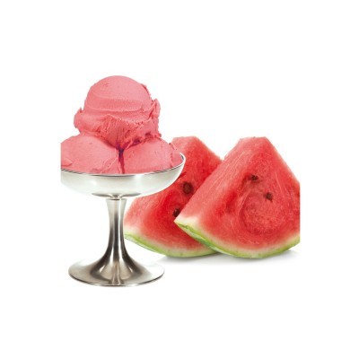 Gelado cor-de-rosa em suporte metálico ao lado de fatias de melancia