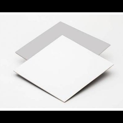 Dois quadrados planos, um branco e outro cinzento claro sobre superfície branca