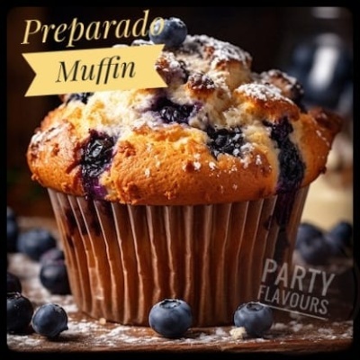 Muffin com mirtilos e açúcar em pó sobre madeira com mirtilos frescos