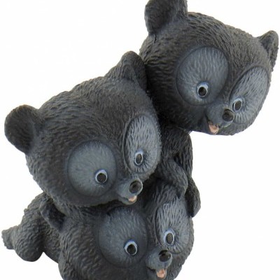 Figura decorativa de três ursos pretos empilhados