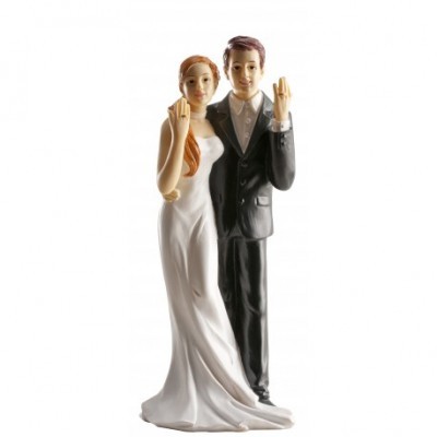 Escultura de casal vestido de noiva e noivo, em fundo branco