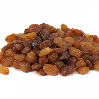 Monte de passas variadas em fundo branco.