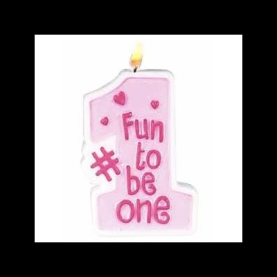 Vela de aniversário rosa em forma do número 1 com texto 'Fun to be one'