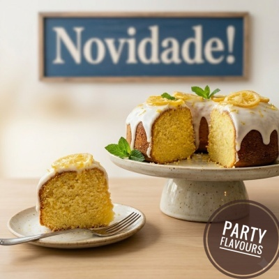 Bolo amarelo com cobertura branca e limão decorativo