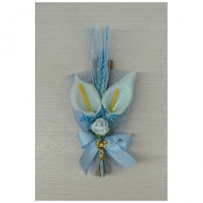 Arranjo decorativo com flores brancas, fitas azuis e sino dourado sobre fundo cinza claro