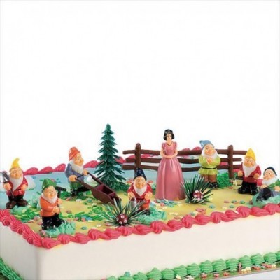 Bolo decorado com a Branca de Neve e sete anões em miniatura