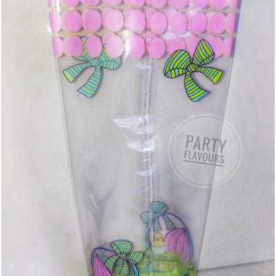 Saco plástico transparente com desenhos rosa, laços e cesta de Páscoa colorida