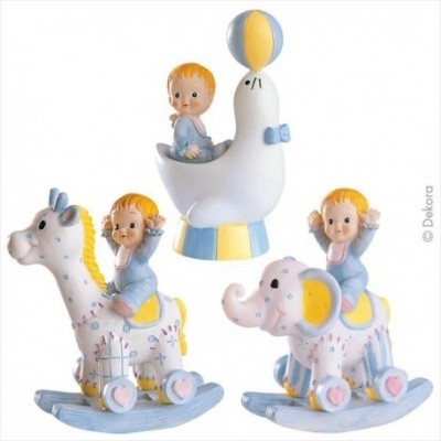 Três figuras decorativas para bebé em cerâmica com um pássaro, girafa e elefante, e meninos em pijamas azuis.