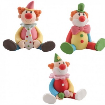 Três bonecos de palhaço coloridos sentados, feitos de material plástico ou borracha macia