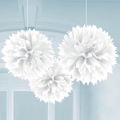 Lâmpadas suspensas brancas em forma de flor, material texturizado, teto branco.