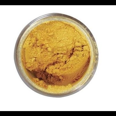 Pó solto amarelo dourado num recipiente redondo transparente