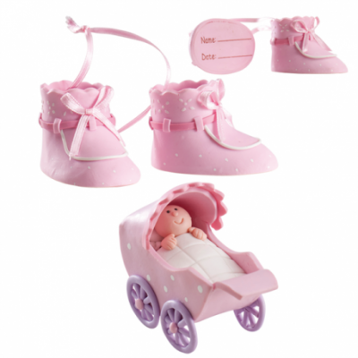 Figuras decorativas rosa de sapatinhos e carrinho de bebé com boneco
