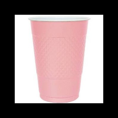 Copo descartável de plástico cor-de-rosa com textura quadriculada