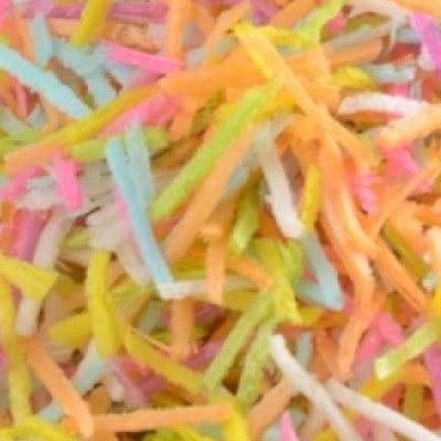 Confetis coloridos em tiras finas sobre fundo não visível