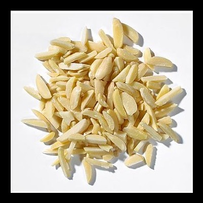 Amêndoas laminadas claras sobre fundo branco