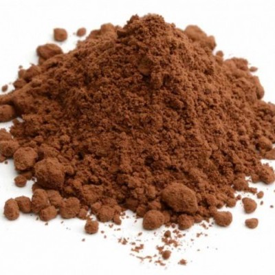 Montinho de pó castanho espalhado sobre superfície branca