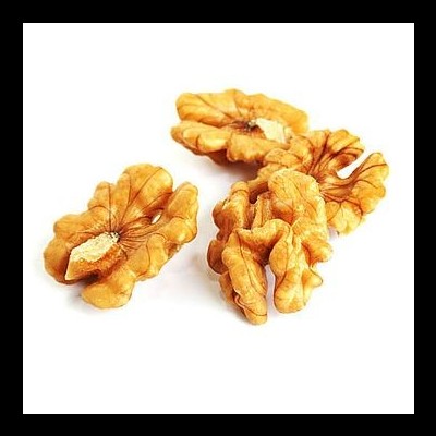 Três metades de noz castanha clara sobre fundo branco