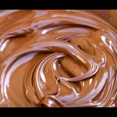 Crosta brilhante e cremosa de chocolate castanho