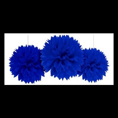 Três pompons de papel de seda azuis pendurados