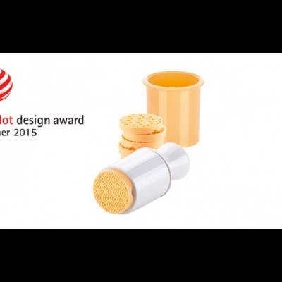 Carimbos para biscoitos com cilindro branco e base amarela e texto reddot design award winner 2015