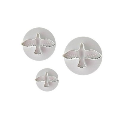Três cortadores em forma de pombo branco de tamanhos diferentes sobre fundo branco