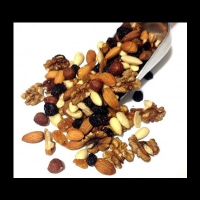 Mistura de frutos secos e sementes em concha metálica sobre fundo branco