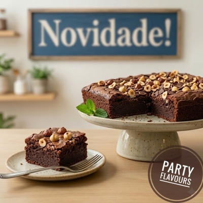 Bolo quadrado de chocolate com avelãs sobre base cerâmica e fatia num prato com garfo.