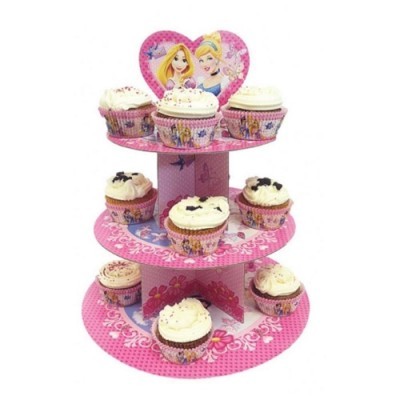 Suporte para cupcakes rosa de três andares com cupcakes decorados e imagens de princesas