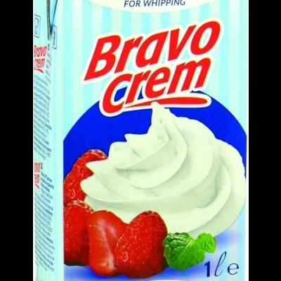 Embalagem de natas Bravo Crem com morangos e chantilly