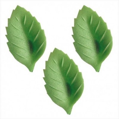 Três folhas artificiais verdes com textura em fundo branco