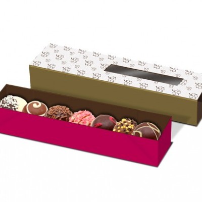 Caixa de bombons de chocolate decorados com várias coberturas num fundo branco