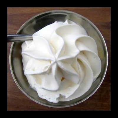 Taça metálica com chantilly branco de textura cremosa