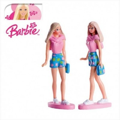 Duas bonecas Barbie loiras vestindo saia azul com flores e blusa rosa