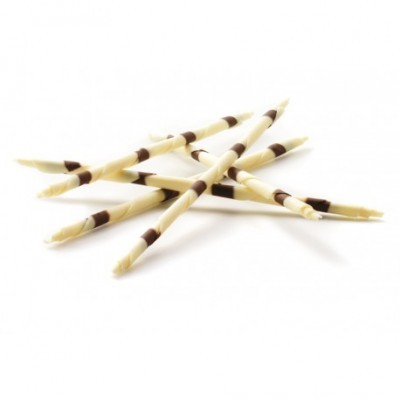 Palitos de chocolate branco com riscas de chocolate preto