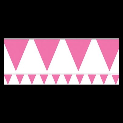 Bandeirolas triangulares cor-de-rosa penduradas em cordões brancos
