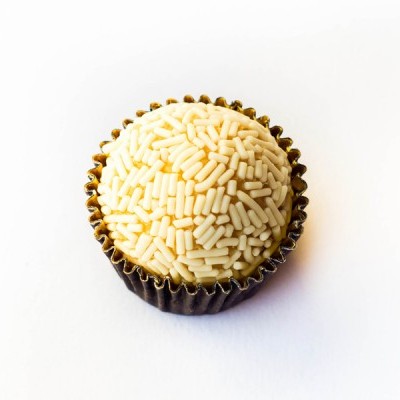 Brigadeiro branco com granulados brancos em forminha de papel marrom