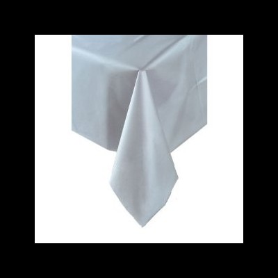 Toalha de mesa branca esticada sobre uma mesa.