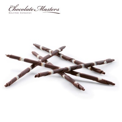 Bastões finos de chocolate castanho e branco com padrão espiral