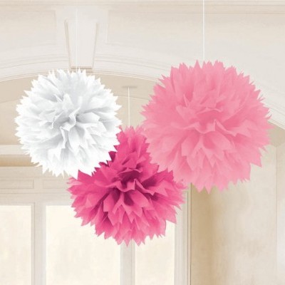 Três pompons decorativos coloridos suspensos