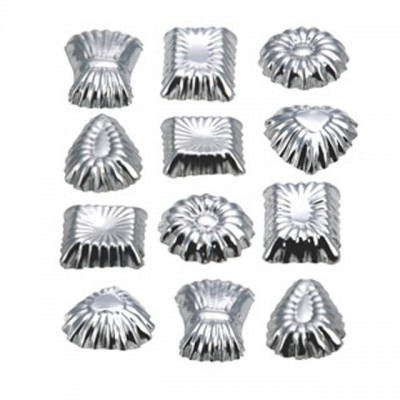 Formas metálicas prateadas para pastelaria com diversos formatos e texturas