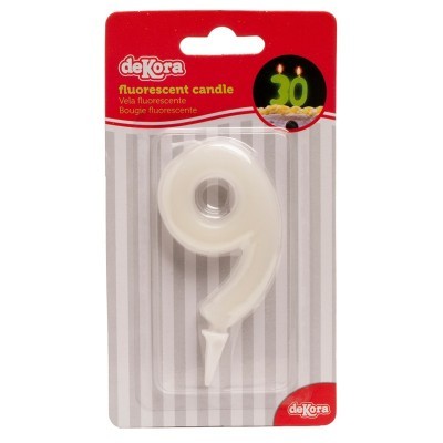 Vela fluorescente branca em forma do número 9, embalagem de cartão vermelho e cinzento