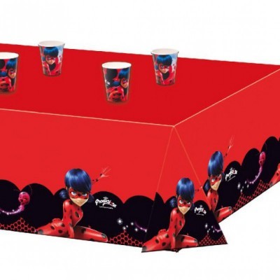 Decoração de festa Ladybug com toalha vermelha e copos descartáveis com personagem Ladybug