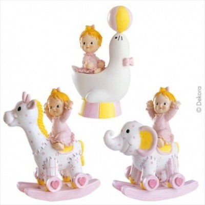 Brinquedos de balanço cor-de-rosa e branco com figuras de bebés e animais