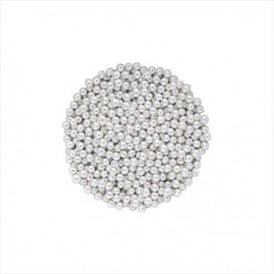 Contas prateadas redondas brilhantes sobre fundo branco